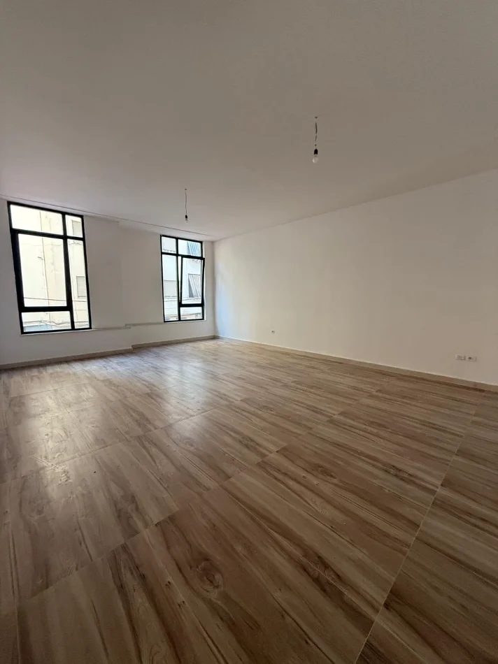 Tirane, jepet me qera zyre Kati 1, 72 m² 1.300 € (QENDER)