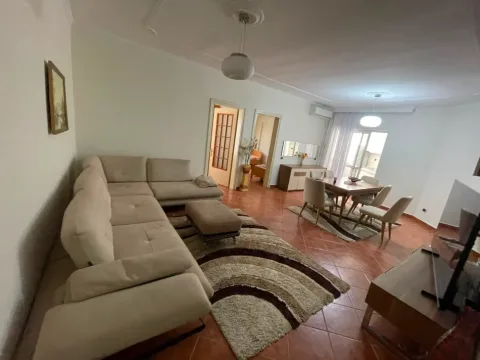 JO AGJENSI -Jepet me qera 2+1, 95 m2 direkt nga pronari - në Komunën e Parisit - tek Nefeli, një nga zonat më të preferu
