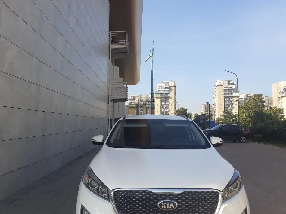 Tirane, shitet SUV KIA SORENTO Nafte, e bardhë automatik Klima 163.000 km 14.500 €