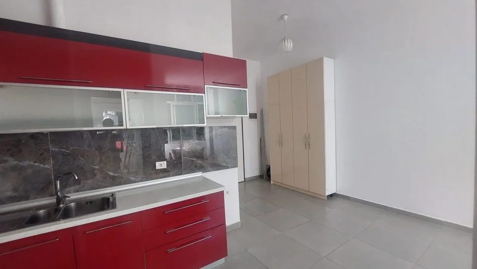 Tirane, shitet apartament 1+1 Kati 2, 85.000 € (Fresku)