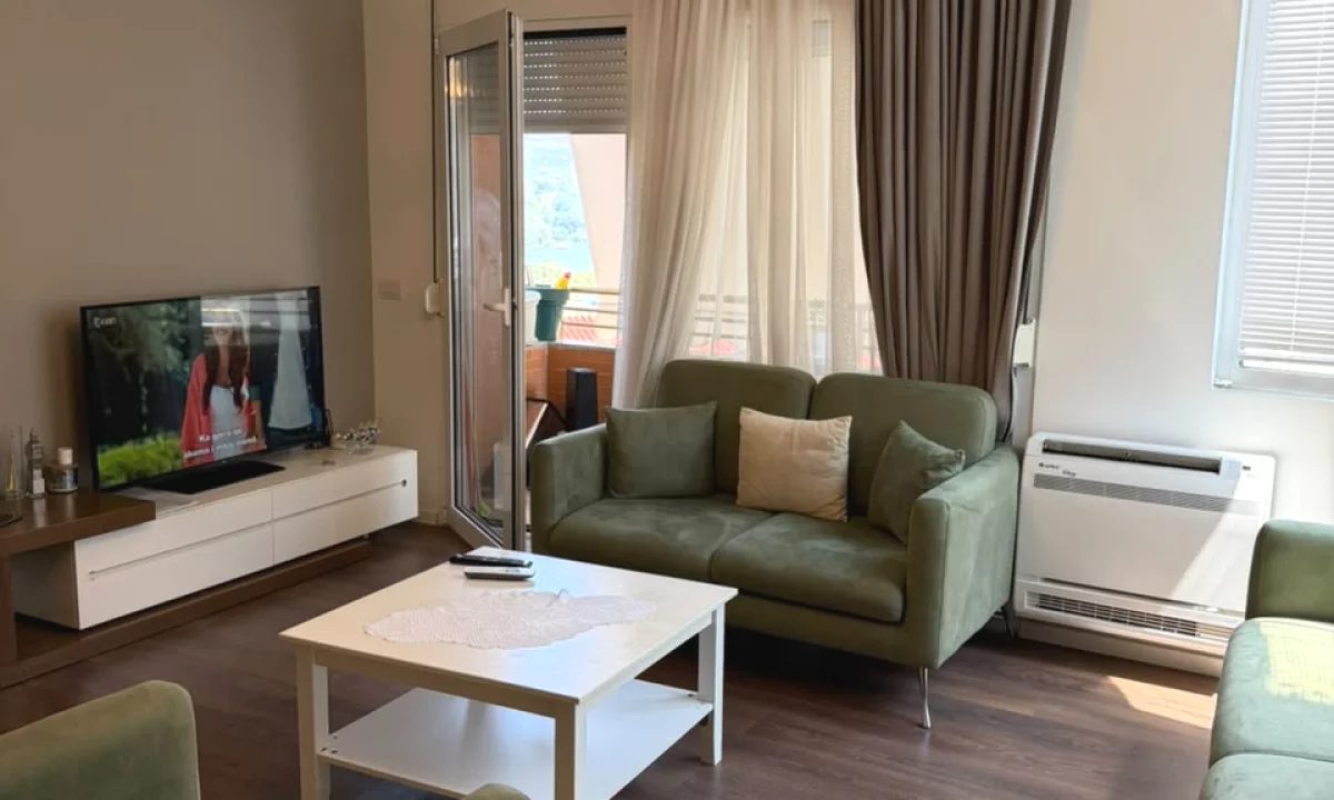 Shitet apartament 2+1 tek liqeni i thate