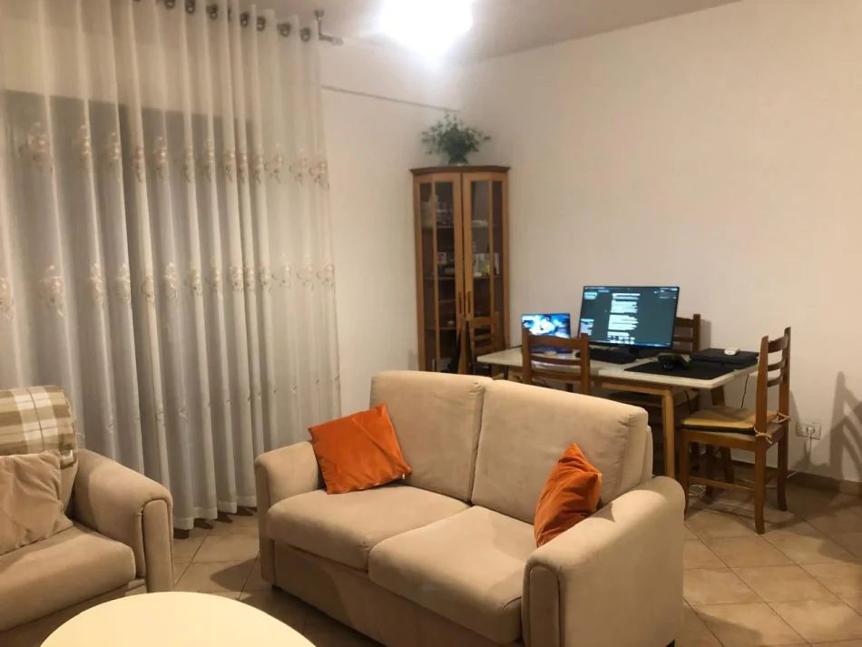 Tirane, jepet me qera apartament 1+1 Kati 2, 70 m² 500 € (Komuna Parisit)