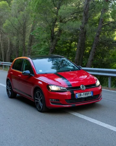 Tirane, shes makine Volkswagen golf 7 Nafte, e kuqe automatik Klima 176.000 km 8900 €