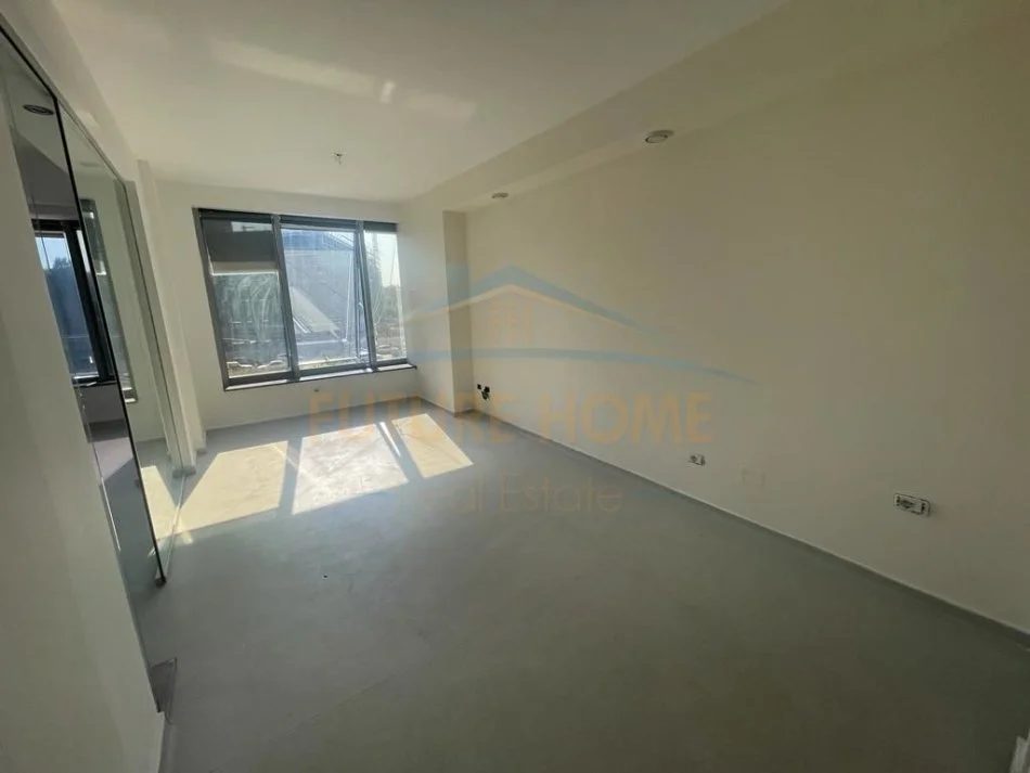 Tirane, jepet me qera ambjent biznesi Kati 3, 58 m² 700 €