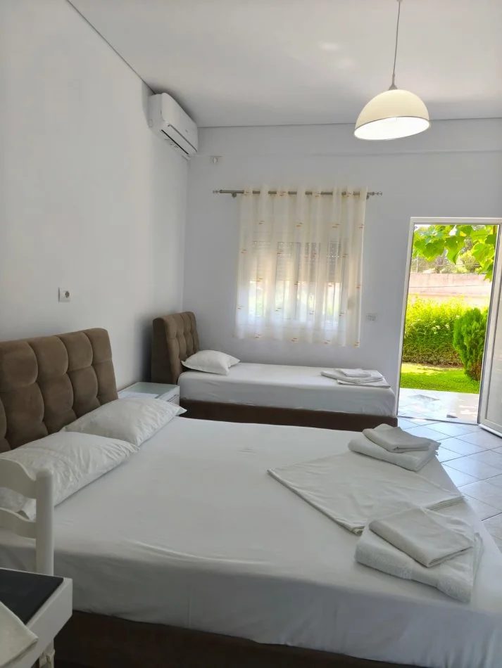 Sarande, dhome ne plazh