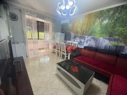 Tirane, jepet me qera apartament 2+1+Ballkon Kati 2, 50 m² 500 € (Mine Peza, Tiranë)