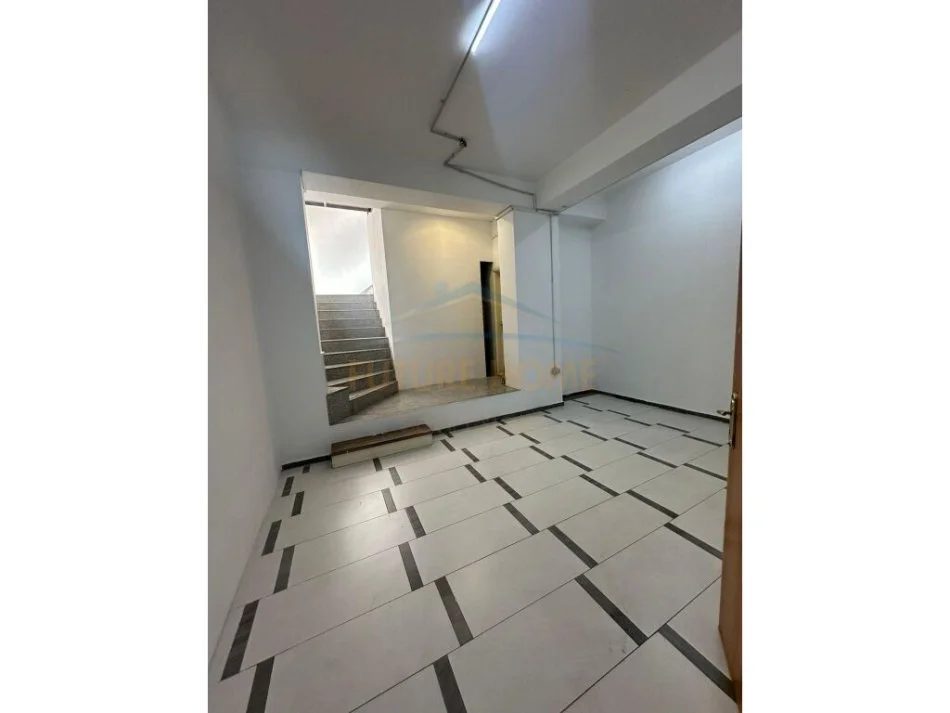 Tirane, jepet me qera Kati 0, 1.300 € (UNAZA E RE)