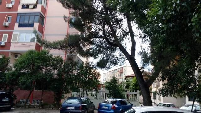 Tiranë-Shitet Njësi,Bar-Kafe-Piceri-Lulishte,kati 1, sip.total 325m², Cmimi 350'000euro, rr.Asdreni,50m nga Unaza/në bre
