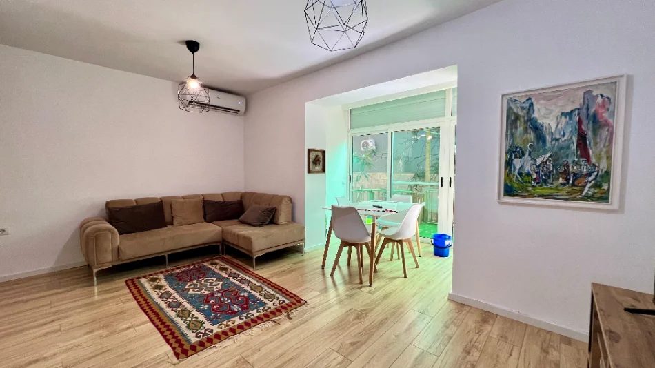 ME QERA: 2+1 📍Myslym Shyr (Prane Drejtoris se Policis) - 70,000 Leke/Muaj - Kati.1 - SP.80m² - E Rinovuar Totalisht - Ak