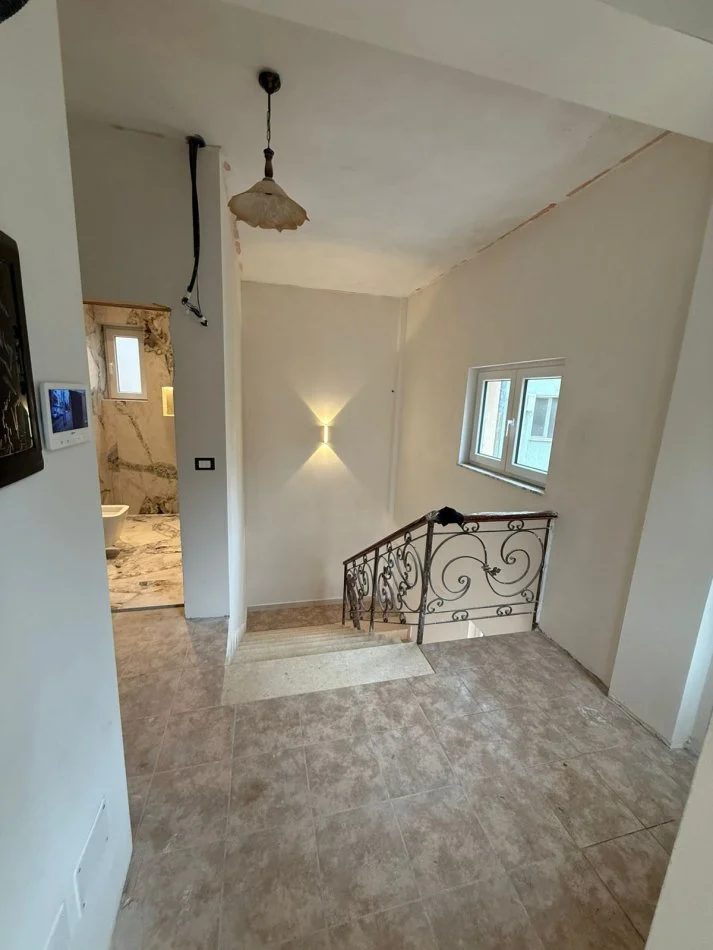 Tirane, jepet me qera ambjent biznesi Kati 2, 335 m² 2.000 € (RRUGA E KAVAJES)
