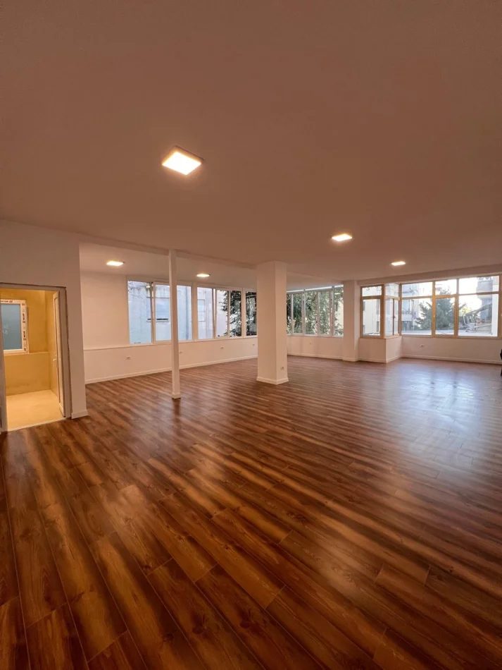 Tirane, jepet me qera ambjent biznesi Kati 0, 150 m² 1.800 € (Liqeni i Thatë)
