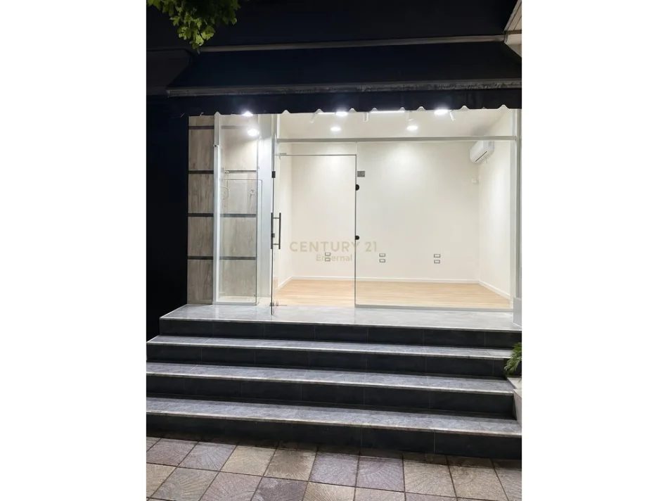 Tirane, jepet me qera dyqan , 24 m² 650 € (Rruga e Barrikadave)