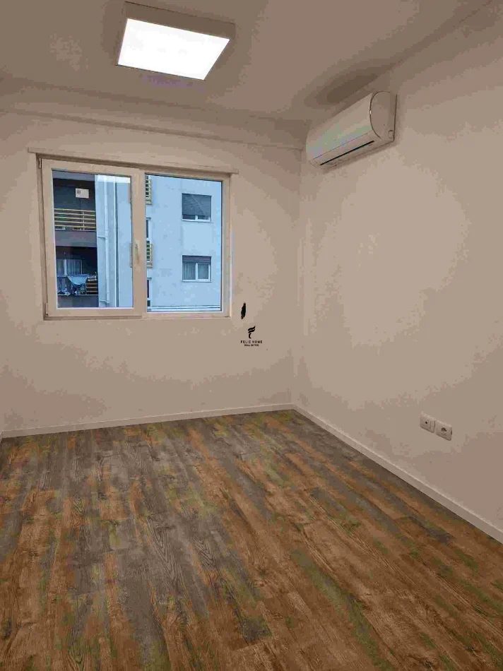 Tirane, jepet me qera zyre Kati 1, 75 m² 650 € (LAPRAKE)