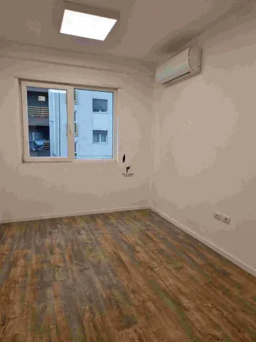Tirane, jepet me qera zyre Kati 1, 75 m² 650 € (LAPRAKE)