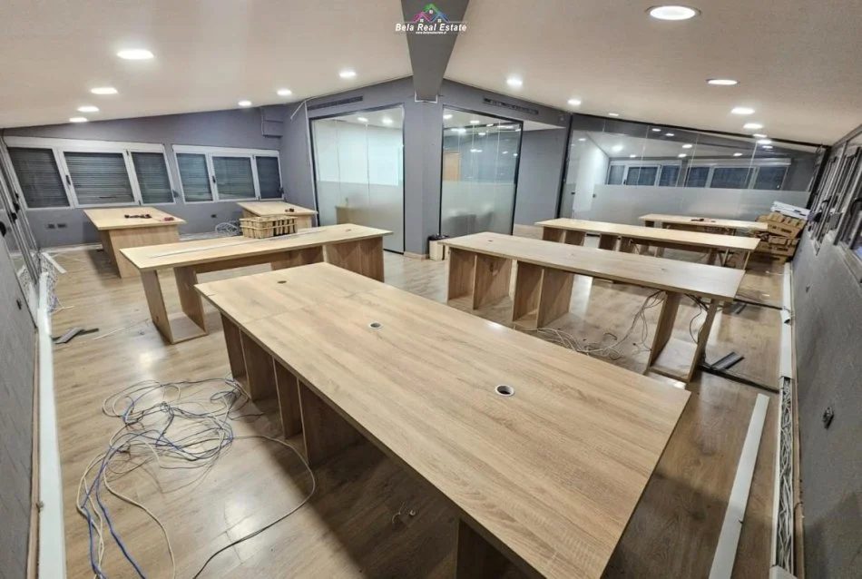 Tirane, jepet me qera zyre Kati 7, 200 m² 2.100 € (Rruga Petro Nini Luarasi)