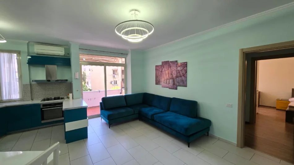 Tirane, jepet me qera apartament 2+1+Ballkon Kati 4, 78 m² 800 € (Ish Tregu Elektrik)