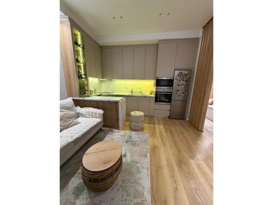 Tirane, jepet me qera apartament 2+1 Kati 1, 76 m² 650 € (prane Fakultetit te Mjekesis, Tirane)