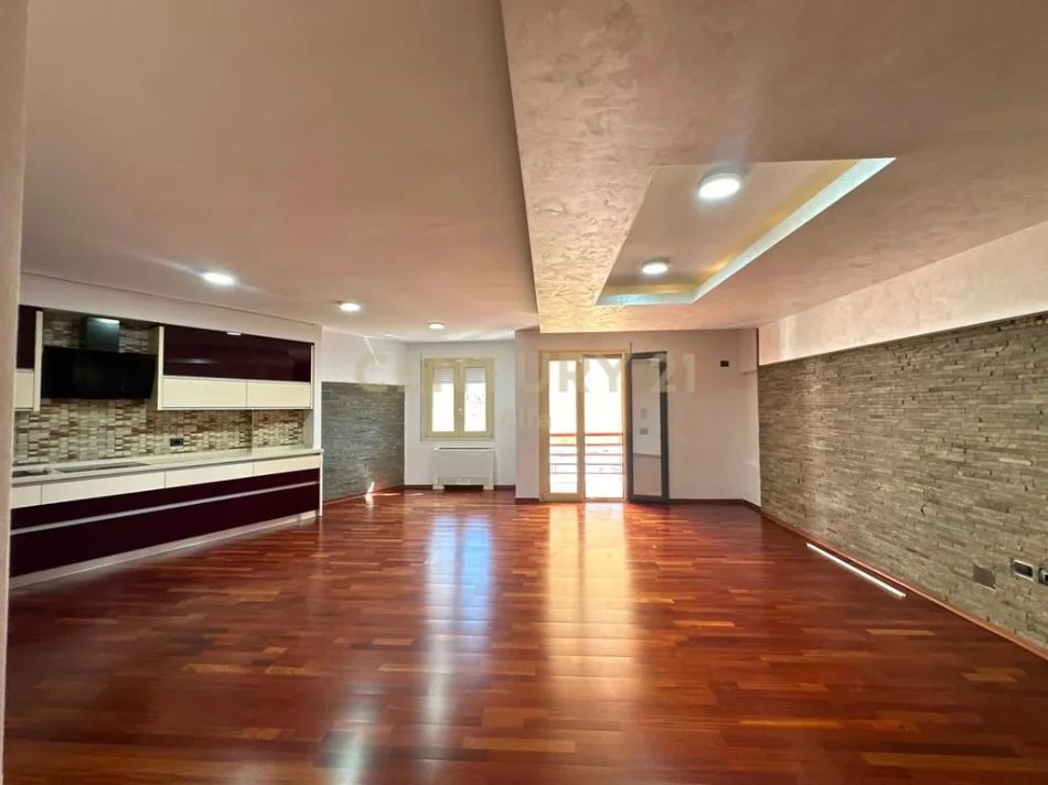Tirane, jepet me qera zyre Kati 4, 175 m² 1.750 € (Sheshi Willson)
