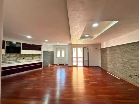 Tirane, jepet me qera zyre Kati 4, 175 m² 1.750 € (Sheshi Willson)