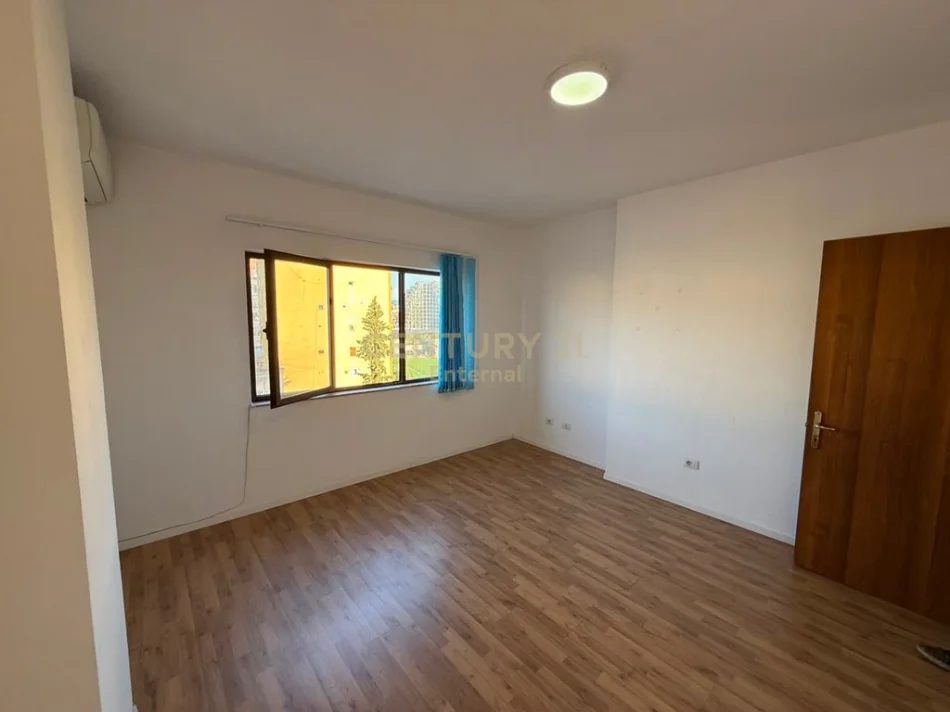 Tirane, jepet me qera zyre Kati 7, 78 m² 650 € (Komuna e Parisit)