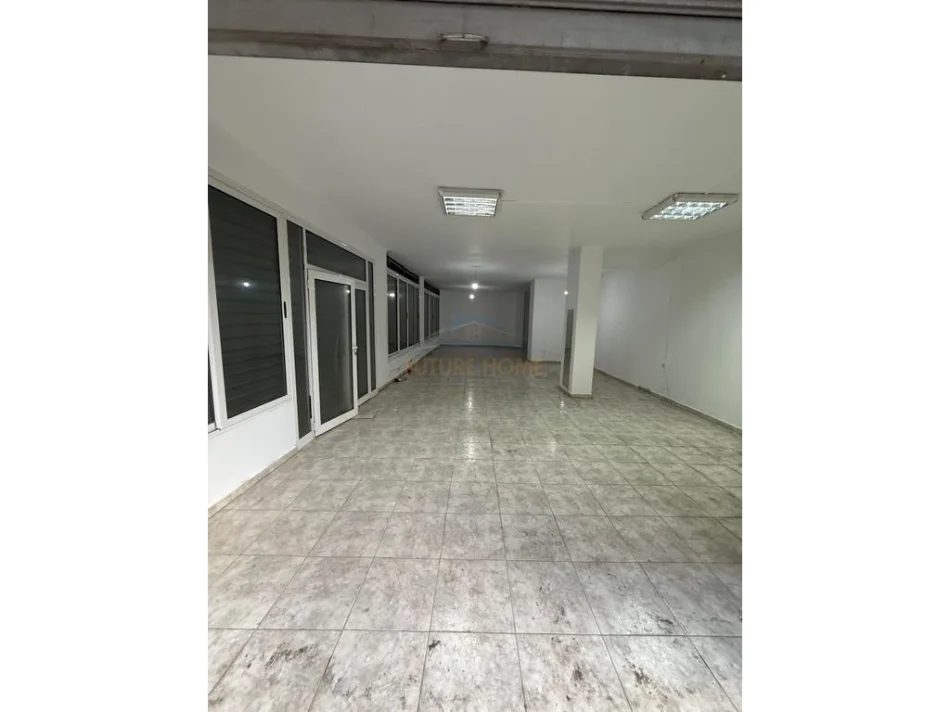 Tirane, jepet me qera ambjent biznesi Kati 0, 143 m² 600 € (Bulevardi Bajram Curri)