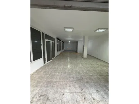 Tirane, jepet me qera ambjent biznesi Kati 0, 143 m² 600 € (Bulevardi Bajram Curri)