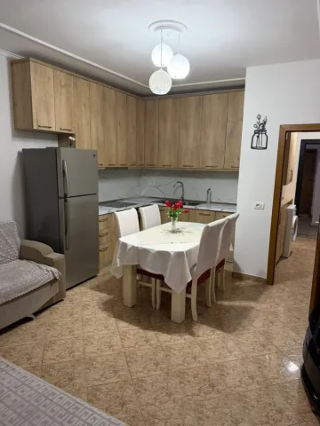 Tirane, jepet me qera apartament 3+1 Kati 4, 160 m² 650 € (Rruga e Dibrës)