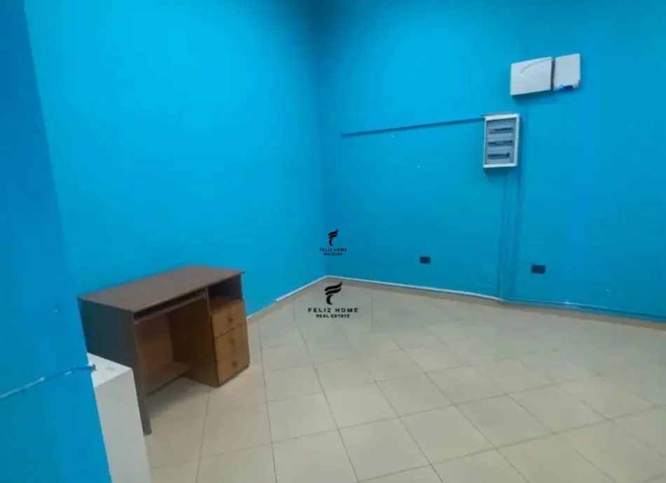 Tirane, jepet me qera dyqan Kati -1, 160 m² 2.500 € (PALLATI ME SHIGJETA)