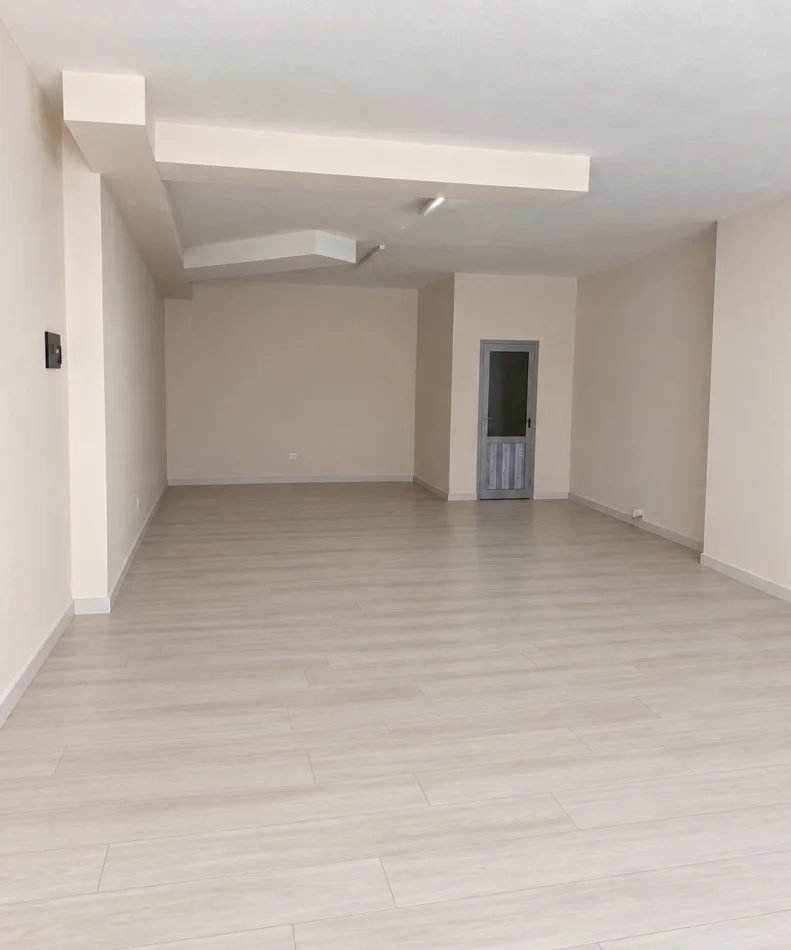 Tirane, shitet ambjent biznesi Kati 1, 70 m² 190.000 € (Kthesa Kamzës)