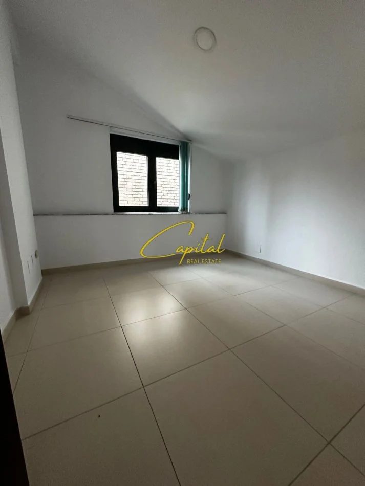 Tirane, jepet me qera zyre Kati 3, 230 m² 1.500 € (BRRYLI)