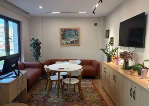 [BZ21037] Tirane, jepet me qera zyre Kati 3, 60 m² 760 €