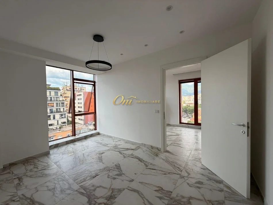 Tirane, jepet me qera zyre Kati 6, 70 m² 900 € (RRUGA E KAVAJES)