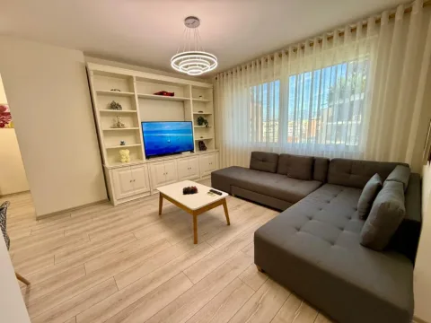 Tirane, jepet me qera apartament 1+1+Ballkon Kati 8, 70 m² 800 € (RRUGA E KOSOVAREVE)