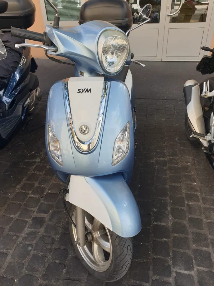 shes motor Sym Fddle , blu e hapur 13.000 km 2.200 €