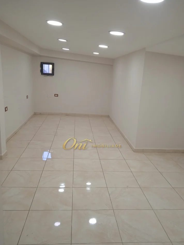 Tirane, jepet me qera dyqan Kati 1, 30 m² 450 € (PRANE AMBASADES SE VATIKANIT)
