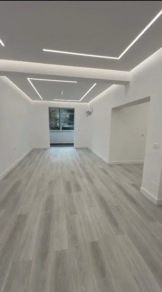 Tirane, jepet me qera zyre Kati 1, 90 m² 1.300 € (RRUGA E BARRIKADAVE)