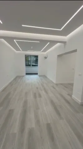 Tirane, jepet me qera zyre Kati 1, 90 m² 1.300 € (RRUGA E BARRIKADAVE)