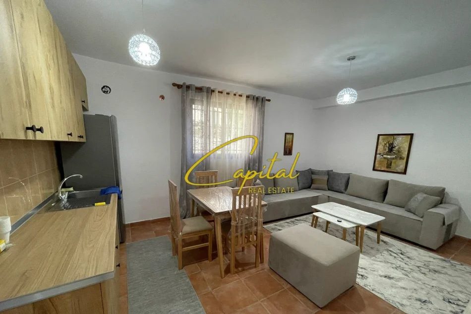 Tirane, jepet me qera apartament 1+1 Kati 1, 70 m² 400 € (SHKOZE)