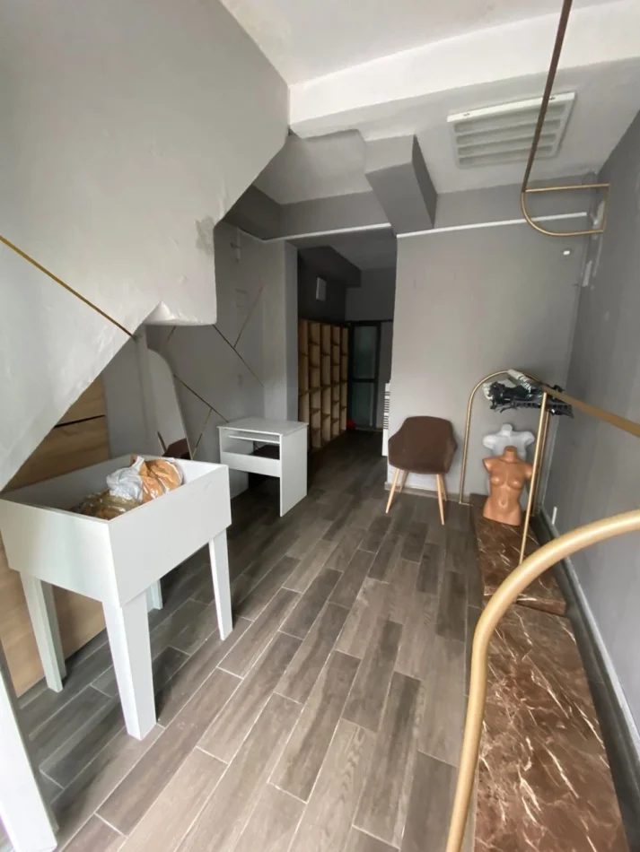 Tirane, jepet me qera ambjent biznesi Kati 1, 16 m² 200 € (Rruga Pjetër Budi)