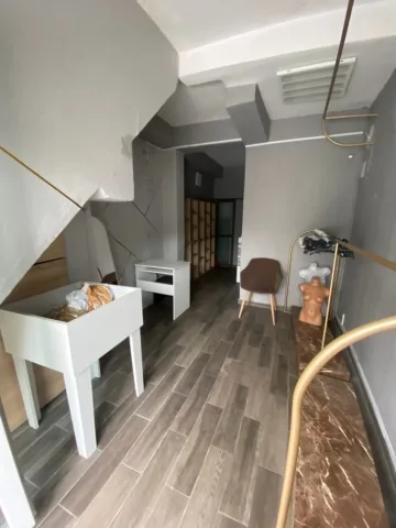 Tirane, jepet me qera ambjent biznesi Kati 1, 16 m² 200 € (Rruga Pjetër Budi)