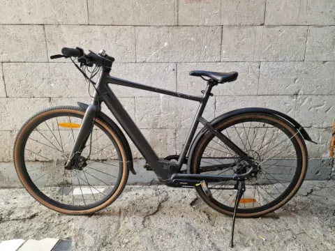 Tirane, shes biciklete elektrike Fiido gri e erret 700 €