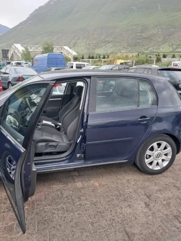 Tirane, shitet makine Golf 5 Nafte, blu e errët automatik Kondicioner 300.000 km 3.000 €