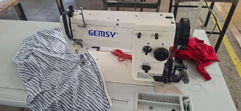 Tirane, shes Makine qepese Linje prodhimi rrobaqepsie
