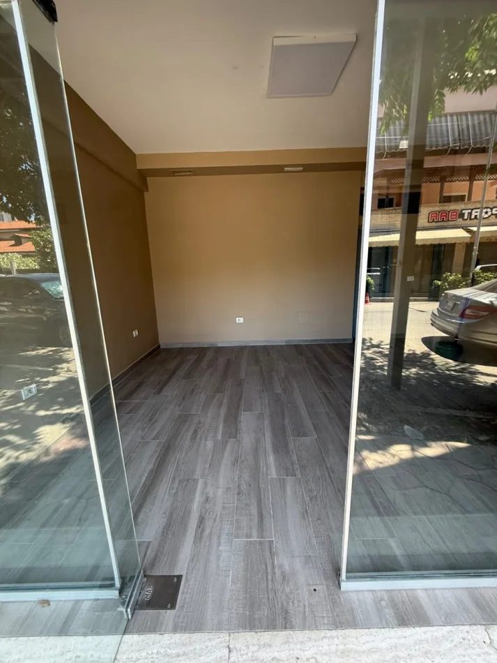 Tirane, jepet me qera ambjent biznesi Kati 0, 30 m² 150 € (Rruga Njazi Meka)