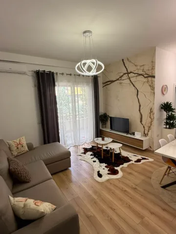 Tirane, jepet me qera apartament 1+1 Kati 2, 60 m² 700 € (Liqeni i Thate)