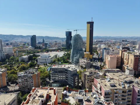 SHITET APARTAMENT ME VERANDE NE QENDER (MBAS 9 KATESHVE)