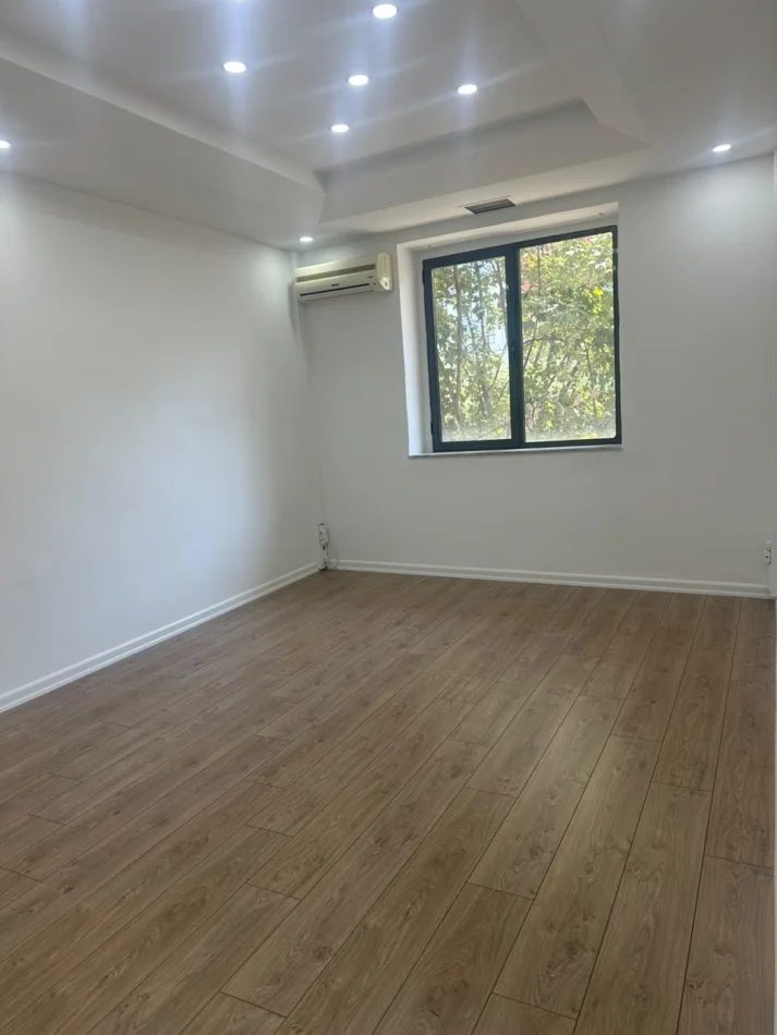 Tirane, jepet me qera ambjent biznesi Kati 2, 120 m² 1.300 € (Bulevardi Zogu i Parë)