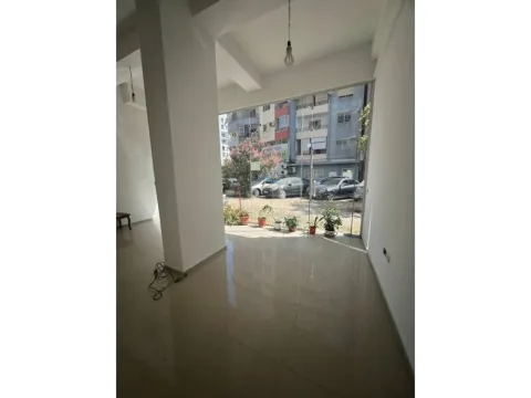 Tirane, jepet me qera dyqan Kati 0, 54 m² 600 € (Unaza e Re)