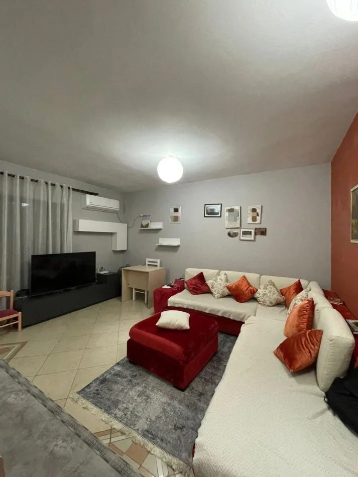 Tirane, jepet me qera apartament 2+1+Ballkon Kati 3, 106 m² 600 € (YZBERISHT)