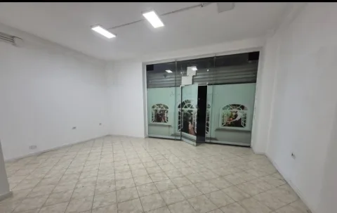 Tirane, shitet ambjent biznesi Kati 1, 55 m² 105000 € (Yzberisht)